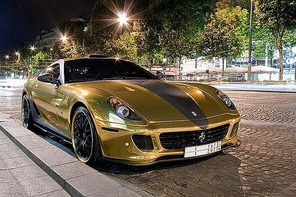 Золотой Ferrari